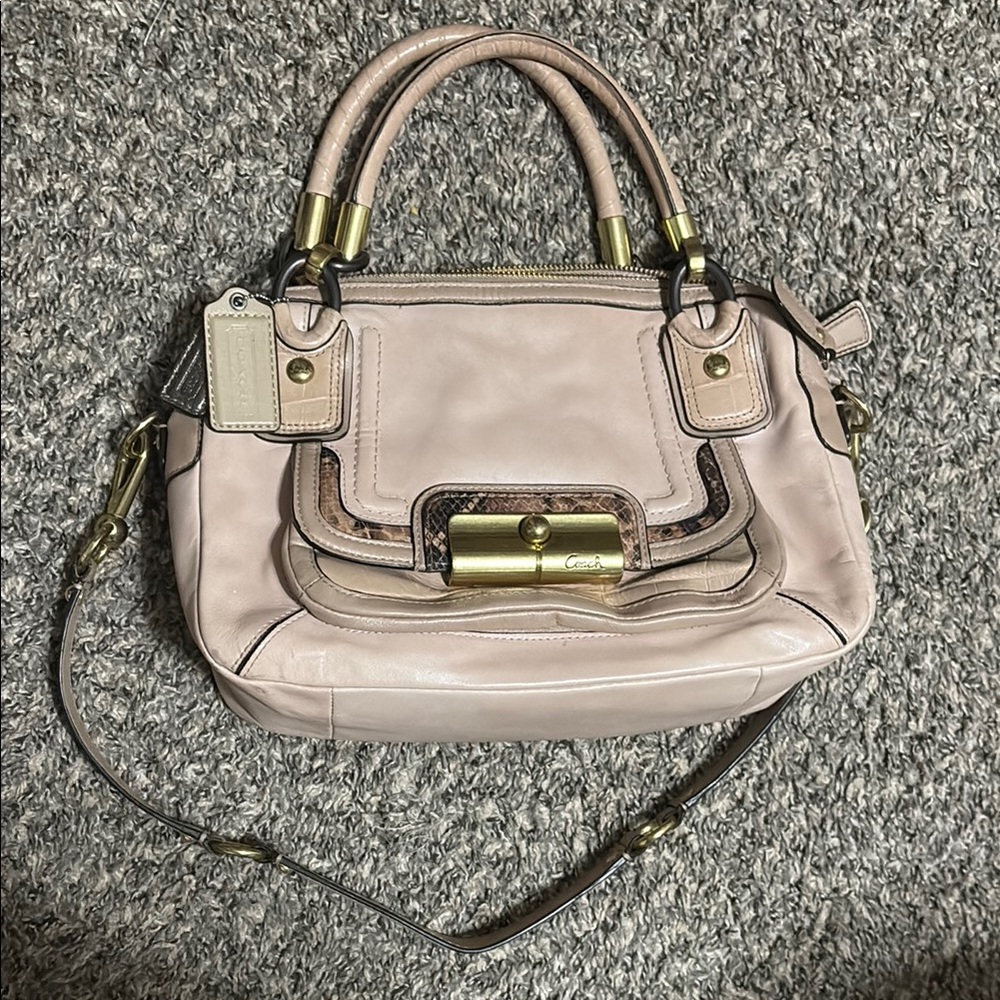 Vintage Coach Purse with a lot of Life left !! ❤️